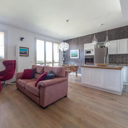Appartement Spacious & Stylish 1-bedroom With Terrace Milaan